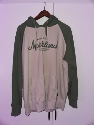 Norrland hoodie XL - Har en liten fläck som syns på bild 2/3 annars hel och ren men använd 