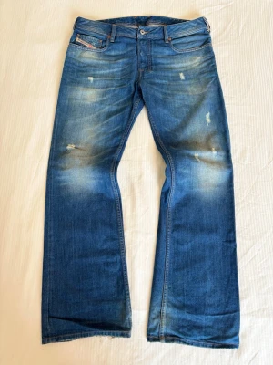 Vintage Bootcut Diesel Jeans - Zatiny - Tjoooo🤩nu säljer jag mina diesel zatiny jeans i storleken 33/30 (men dom passar som 33/32) 🫡passformen på dessa jeans är regular till bootcut flared och washen på dessa jeans är helt sjuk😤tvecka inte på att skriva ifall ni har några frågor🥰