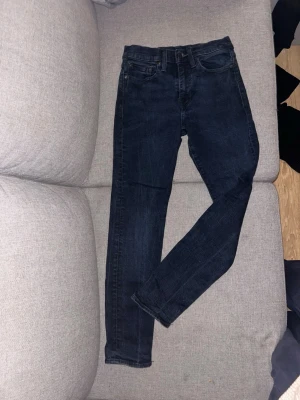 Levi's 502  - Snygga mörkblå skinny jeans från Levi's med klassisk femficksdesign och läderpatch bak i midjan. Jeansen har smal passform och är tillverkade i ett mjukt denimtyg med stretch för extra komfort. Perfekta till en avslappnad streetstyle-look.