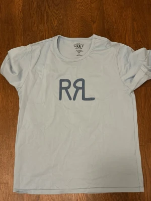 RRL tshirt  - En RRL tshirt. Använd ett fåtal gånger. Nästan nyskick. Priset är ej hugget i sten! 
