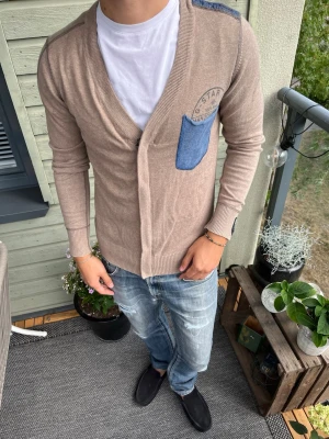 Beige cardigan - Riktigt fet cardigan från G-Star RAW i perfekt skick✅ Storlek S | Längd: 66 cm ~ Axelbredd: 40 cm | Skriv vid frågor eller funderingar och följ för mer!