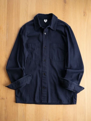 Navy Arket Overshirt, size S - Stilren mörkblå overshirt med raka linjer och två bröstfickor. Skjortan har knäppning framtill med svarta knappar och klassisk krage. Tillverkad i ett kraftigare bomullstyg som ger en avslappnad men ändå snygg look.
