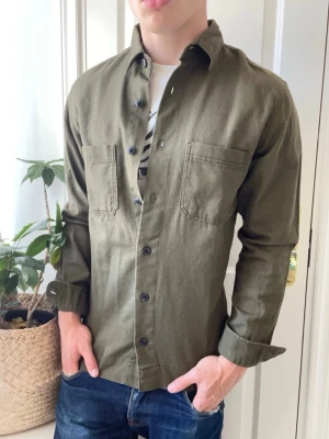 Jack and Jones overshirt  - Jack and Jones overshirt i mycket fint skick, inga defekter. Storlek M, skriv vid fler frågor eller funderingar, pris kan diskuteras vid snabb affär!
