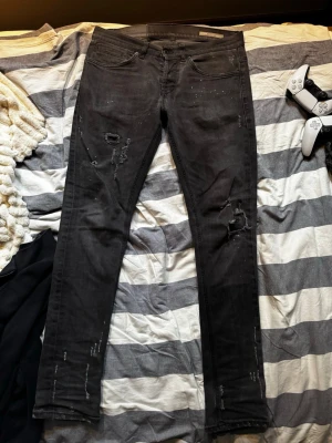 Dondup George - Tja, saljer ett par riktigt feta Dondups. Nypris: 4000kr~ Mitt pris: 1199kr Fint skick!