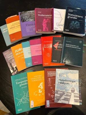 Juridisk kurslitteratur - Säljer ett omfattande paket med juridisk kurslitteratur och kompendier för juristprogrammet. Innehåller böcker om statsrätt, europarätt, förvaltningsrätt, skadeståndsrätt, tryckfrihet, samt tentakompendier och anteckningar. Perfekt för dig som pluggar juridik på universitetet. Skriv gärna för fler frågor! Leverans går att diskutera 