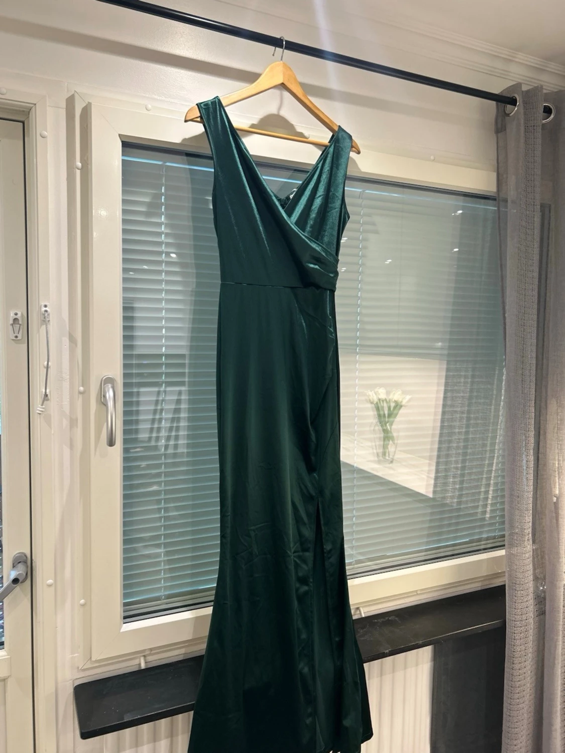 Mörkgrön lång klänning med v-ringning