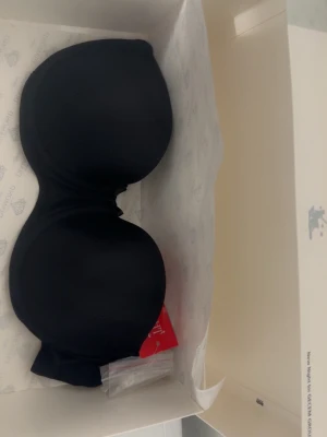 Svart BH 75B  New night lingerie🖤 - Svart BH från New Night Lingerie 🖤 Storlek 75B. Oanvänd med originaletikett och paket. Släta, lätt vadderade kupor. Genomskinliga band och svarta band medföljer. Fint skick!