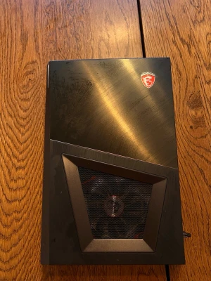 Kompakt svart stationär dator MSI - * RAM: 8 GB DDR4 2400 MHz * CPU: Intel Core i5-7400 * GPU: GTX 1050 Ti 4 GB