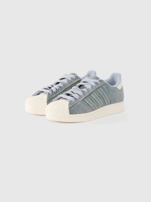 Ljusblå denim sneakers med vita detaljer - Trendiga sneakers i ljusblå denim med klassiska vita ränder på sidan och vit sula. Materialet är denim och detaljerna är i vitt. De är i storlek 40 2/3 Skorna är bara använda ett extremt fåtal gånger eftersom de tyvär inte passade. Kan skicka med både ljusblå och vita snören. Hör av dig vid frågor💕💕