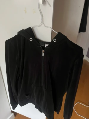 Svart mysig velour tröja från Gina - Säljer en svart tjocktröja från Gina tricot. Den är i storlek M