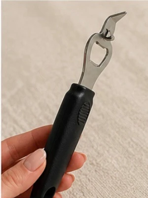Svart flasköppnare med konservöppnare - Praktisk flasköppnare i metall med svart plastgrepp. Har även en konservöppnare i ena änden.
