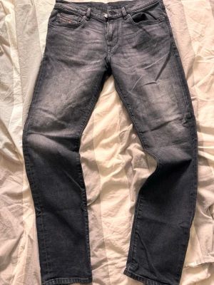Diesel jeans - Säljer ett par mörkgrå diesel jeans i straight fit.ny pris 1800
