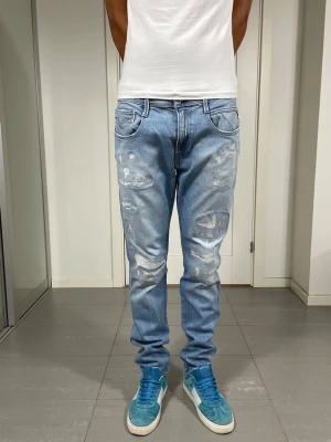 Replay Anbass Jeans  - Säljer dessa Replay Anbass jeans i den mycket populära modellen Aged 20 Years. W34 o L32 med mått ca 43 o 110 cm. Moddelen är 183 o väger 68 kg, skriv för fler bilder/frågor🙌🏼