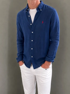 Marinblå linneskjorta från Ralph Lauren - Säljer denna Ralph Lauren-linneskjorta. Modellen är 183 cm lång och väger 76 kg. Som ni ser något liten. Skriv gärna för fler bilder eller mått!