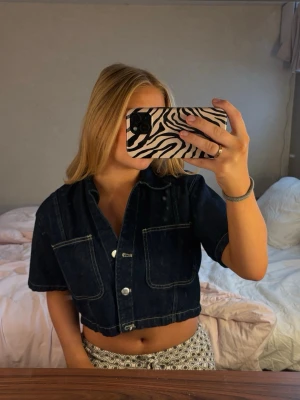 Mörkblå croppad jeansskjorta - Passar som S också!