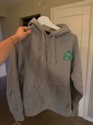 Grå hoodie från Zara x Coco Capitán - Säljer en grå hoodie från Zara!! 
