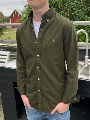 Ralph Lauren skjorta - Utmärkt skick - inga defekter Storlek S, jag är 180cm och 66kg Äkthetsbevis på qrscan (se bild) Har tyvärr inte kvar kvittot