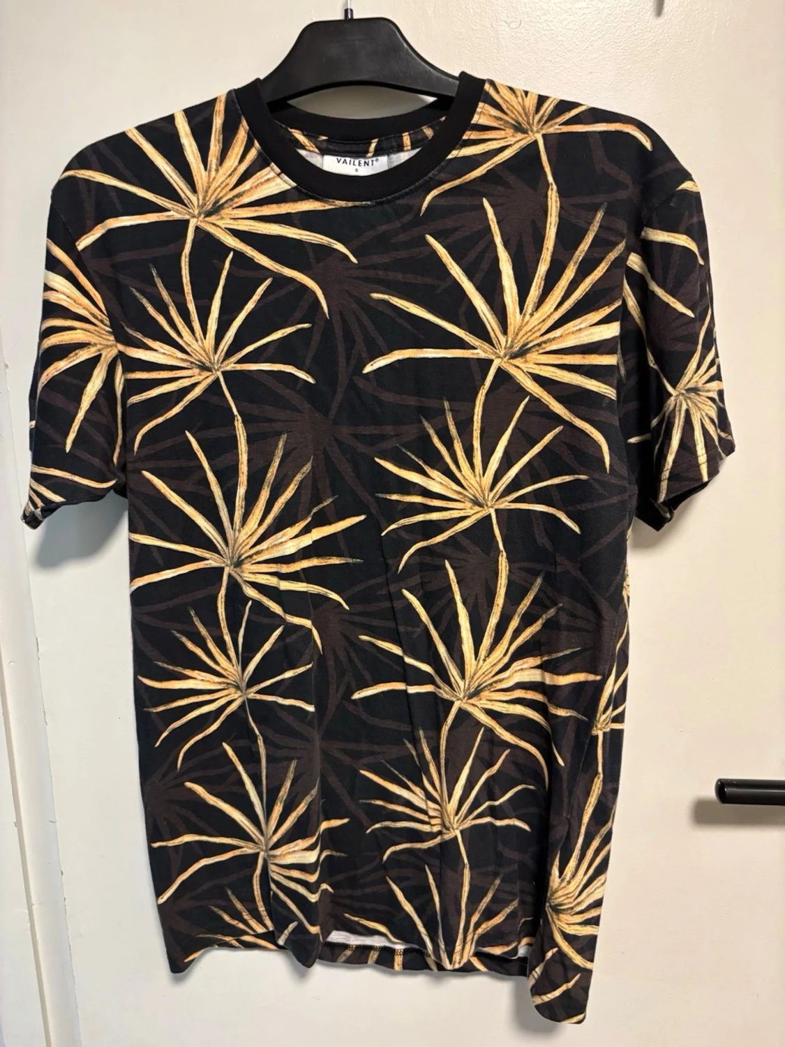 Svart t-shirt med gult palmtryck Vaillent