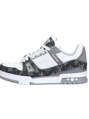 Louis Vuitton Trainers (Box, Kvitto, osv) - Snygga sneakers från Louis Vuitton i vitt och grått med ikoniskt monogrammönster. Skorna har en låg silhuett, vita snören och detaljer i både läder och textil. Perfekta för dig som vill sticka ut med exklusiv design och streetwear-vibe. 