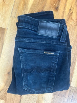 Nudie Skinny Sam Jeans - Säljer just nu dessa feta Nudie Jeans🙌🏻Storlek: 30/32. Längd= 102 cm | Midja= 39 cm | Modell: Skinny Sam | Skriv för fler frågor eller funderingar!