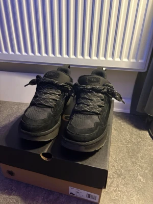 Uggs lowmel - Snygga svarta sneakers från UGG. Köpte från merch Sweden och kvitto finns. Knappt använda då dom är för stora på mig kan sänka priset vid snabb affär