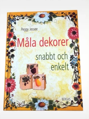 Måla dekorer snabbt och enkelt - Bok av Peggy Jessee som visar hur du målar dekorer på olika föremål. Omslaget är gult med blommig ram och bilder på dekorerade trälådor. Perfekt för dig som gillar kreativt skapande och vill lära dig nya tekniker.