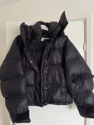 Holzweiler Steilia jacket  - Holzweiler Steilia jacket, dunjacka i strl XS! Är dock väldigt stor i storleken och oversized så passar S-L beroende på hur oversized man vill ha den! Har några repor och slitningar från en skidresa men inget som syns när man har på sig den och annars i superbra skick! Kostar 6500kr ny