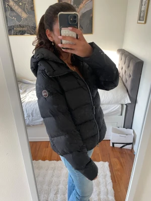 Svart Colmar jacka - Jättefin Colmar jacka i jättebra skick, köpt i vintras och är även den nya modellen💕köpt för ca 6 999kr, skulle säga att den e storlek S men är 40 i Colmar storlek💕