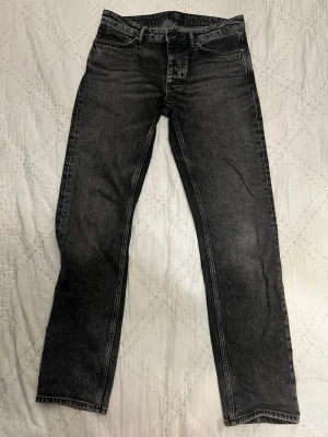 Neuw Ray straight  - Neuw Ray straight jeans i färgen dead moon. Storlek: W29 L32. Riktigt snygga gråsvarta raka jeans.