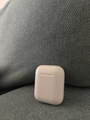 Air pods - Säljer ett par trådlösa vita air pods med laddningsetui. Smidig och kompakt design som är enkel att ta med sig. Perfekt för musik, poddar och samtal på språng. Laddningsetuiet är i blank plast och hörlurarna har en stilren look. De är självklart äkta AirPods!