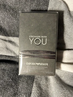 Emporio Armani Stronger With You 50ml - Emporio Armani Stronger With You är en herrparfym i en stilren, mörkgrå kartong med silverdetaljer. Flaskan rymmer 50 ml och parfymen är en eau de toilette. Perfekt för dig som gillar eleganta och moderna dofter.