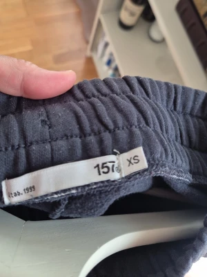 Mörkblå mjukisbyxor XS - Mörkblå mjukisbyxor i storlek XS med raka ben och resår i midjan. Byxorna har två stora fickor framtill och är gjorda i ett mjukt och bekvämt material, perfekt för chill dagar. Snygg enkel design som passar till det mesta. Inköpta på Lager 157. Begagnad skick. Hund finns i hemmet. Tar bort hundhår så gott det går. 