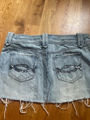 Jeanskjol - Storleken uppskattad till S, men fråga gärna om måt! 