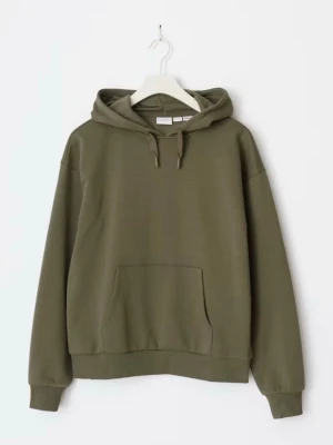 Olivgrön hoodie med magficka - En enkel olivgrön hoodie med huva och stor magficka framtill. Hoodien har ribbade muddar vid ärmslut och nederkant. Perfekt för en avslappnad och chill stil. Materialet ser ut att vara mjukt bomullstyg.
