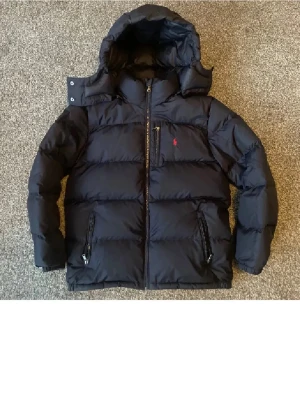 Ralph lauren jacka - Mörkblå Ralph lauren jacka, riktigt snygg och perfekt till vintern. Är i väldigt bra skick, bara lite smått smutsig, men kan tvättas innan den fraktas vid eventuellt köp. Storleken är L ungdomsstorlek, men sitter som xs herrstorlek. Tveka inte med frågor!