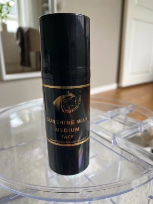 Sunshine Milk Medium Face från Madame Chic - Sunshine Milk Medium Face från Madame Chic är en brun utan sol  ansiktsprodukt i en svart pumpflaska. Har aldrig använt den! ‼️pris kan diskuteras‼️