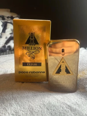 1 Million Elixir parfym 50 ml - 1 Million Elixir från Paco Rabanne är en intensiv parfym i en lyxig, guldfärgad metallflaska med rektangulär form. Förpackningen är också guldfärgad med svarta detaljer och logotyp. Doften är kraftfull och exklusiv, perfekt för dig som gillar statement-parfymer.