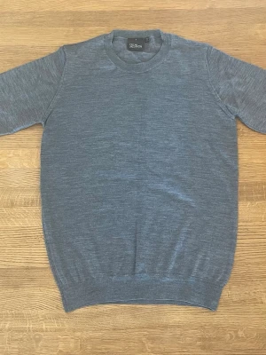Oscar Jacobson Extra Fine Merinoull - S - Gråmelerad rundhalsad tröja från Oscar Jacobson i 100% virgin wool. Gjord i Italien. Slim fit, storlek S. Använd vid ett fåtal tillfällen utan något som helst slitage och i nyskick.
