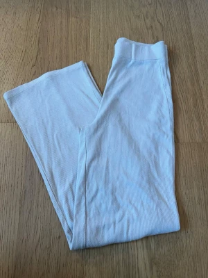 Ljusa ribbade leggings från NA-KD - Säljer ett par ljusa ribbade leggings från NA-KD i storlek XS. De har en mjuk och stretchig passform med hög midja och raka ben. Perfekta att styla med en oversized hoodie eller crop top för en chill look.