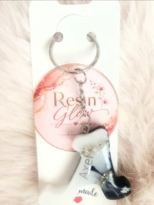 Personlig bokstavsnyckelring i resin - Nyckelringar i resin formade som bokstäver med namn, glitter och marmorerad design i svart, vitt och silver. En har en fluffig svart boll som extra detalj. Perfekt för att göra dina nycklar eller väska mer personlig och unik.