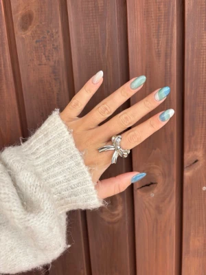 Rosett ring (stainless steel) - Säljer denna helt nya ring (aldrig använd). Rostfritt stål så färgar varken av sig eller tappar färg/rostar. Tål vatten. Justerbar storlek så du kan själv trycka ihop och dra isär ringen så att den passar dig 🎀
