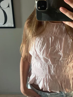 Söt topp - Säljer denna söta ljusrosa toppen i strl xs💕💕💕 I super skick, säljer pga att jag inte använder längre