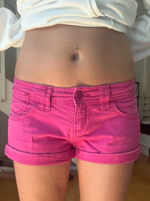 Vintage rosa shorts💗 - Säljer då det var lite stora för mig, storlek står inte men vet att det är en storlek S💞 Midjemått: 38 cm