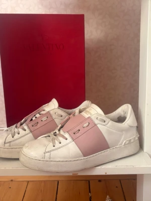 Rosa Valentino open  - Hej! Säljer mina valentino open i storlek 37,5. De är väldigt sparsamt använda därför i väldigt bra skick! Alla nitar kvar. Medföljer kartong påse och skosnören. Hör av dig vid frågor!😊