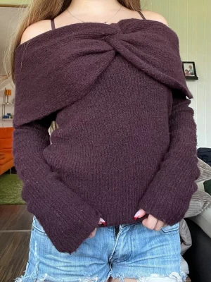 Vinröd off shoulder stickad tröja H&M - Säljer en vinröd stickad tröja från H&M med off shoulder-design och lång ärm. Tröjan har en bred krage som kan vikas ner över axlarna för en trendig look. Perfekt för dig som gillar mjuka och varma plagg i höst och vinter.