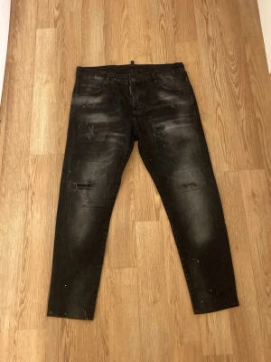 Dsquared2 jeans - De passar mig bra med bälte och jag har m på byxor vanligtviss. Jag är 185cm lång ich väger 76kg. Jag har knappt använt dem 