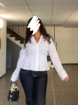 Gina elegant topp originalpris 400 - Elegant Gina tricot tröja på storlek L men passar som M eftersom jag har M men passar själv inte i vit så vill inte ha den mer, använt EN gång. 