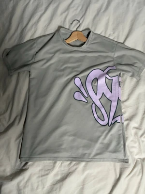 Syna world T-Shirt  - Rensar min garderob och den har bara legat där ett tag vill var bli av med den