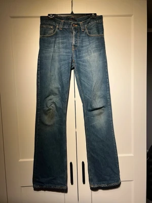 vintage Nudie Flare Glenn - Säljer ett par feta sällsynta vintage 1990-tals Nudie Low Flare Glenn jeans i storlek 32/34. Modell är slim med bootcut, o i bra skick. Priset är ej hugget i sten o bara att höra av sig vid frågor!! ;)
