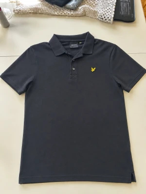Lyle And Scott - Lyle and Scott Piké i nyskick  Storlek M